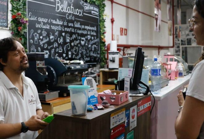 São Paulo (SP), 20/03/2023 - O atendente Philippe Tavares, que tem síndrome de Down, trabalha na Bellatucci Café, uma cafeteria inclusiva. Foto: Fernando Frazão/Agência Brasil