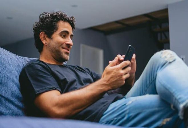 milionario-latino-de-meia-idade-sentado-em-sua-sala-assistindo-suas-redes-sociais-de-seu-telefone-celular-copiar-espaco_354453-760