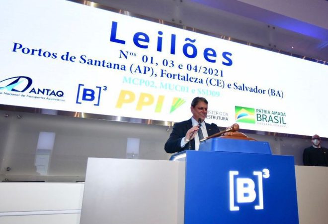 O ministro de Infraestrutura, Tarcísio de Freitas participa do leilão, três áreas portuárias para movimentação de cargas em Santana (AP), Fortaleza (CE) e Salvador (BA)