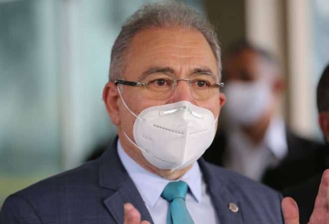 O médico cardiologista Marcelo Queiroga, indicado para ser o novo ministro da Saúde, e o atual ministro da Saúde, Eduardo Pazuello, falam à imprensa no Ministério da Saúde.