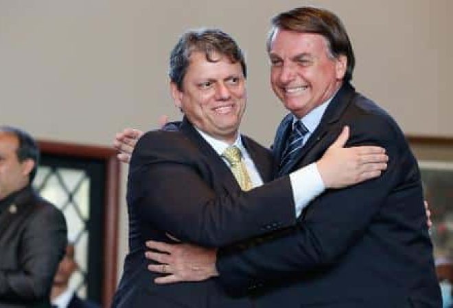 ministro-da-infraestrutura-tarcisio-gomes-de-freitas-ao-lado-do-presidente-jair-bolsonaro-sem-partido-1607113309611_v2_615x300