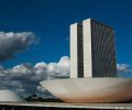 A cúpula menor, voltada para baixo, abriga o Plenário do Senado Federal. A cúpula maior, voltada para cima, abriga o Plenário da Câmara dos Deputados.