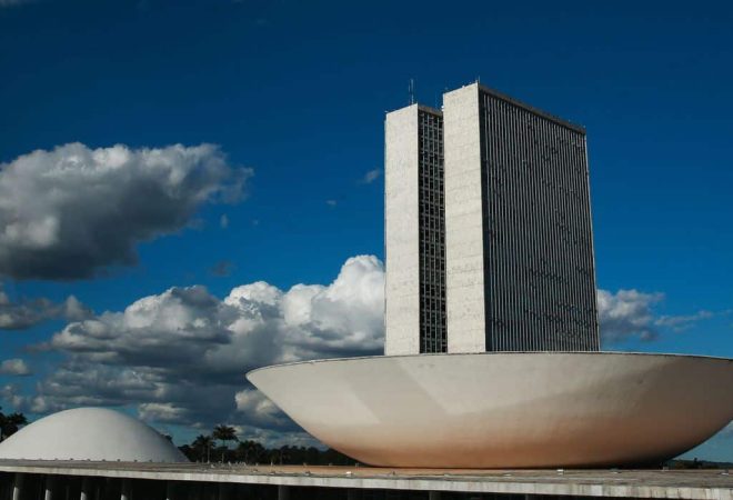 A cúpula menor, voltada para baixo, abriga o Plenário do Senado Federal. A cúpula maior, voltada para cima, abriga o Plenário da Câmara dos Deputados.