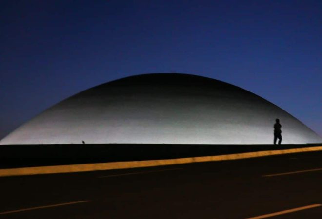 A cúpula menor, voltada para baixo, abriga o Plenário do Senado Federal.