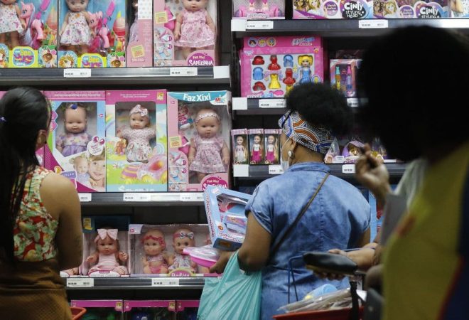 Movimento de vendas de brinquedos para o Dia das Crianças, comércio varejista nas ruas do Polo Saara, centro do Rio de Janeiro.