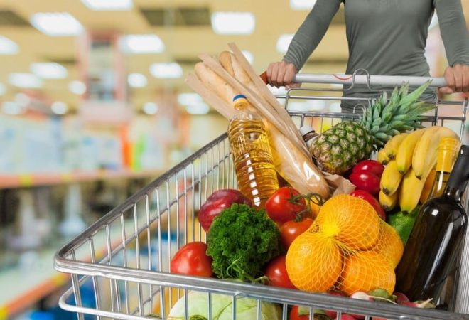 mulher-com-carrinho-de-compras-no-supermercado_488220-13205