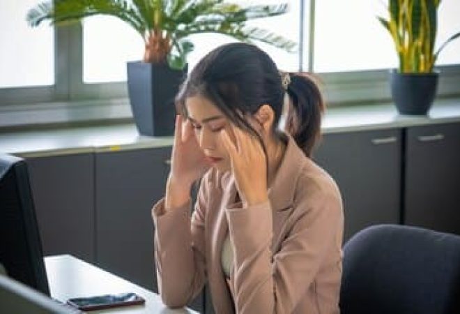 mulher-de-negocios-tem-dores-de-cabeca-e-estresse-por-causa-do-trabalho-arduo-e-descanso-insuficiente_67123-604