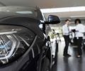 mulher-desfrutando-de-sua-independencia-financeira-ao-comprar-carro