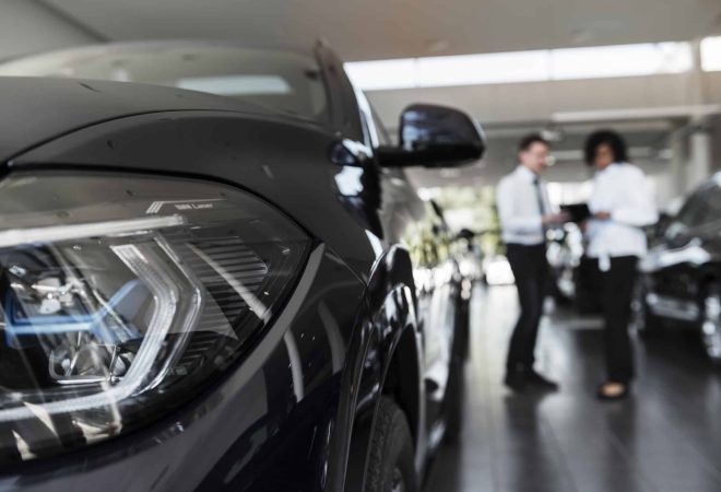 mulher-desfrutando-de-sua-independencia-financeira-ao-comprar-carro