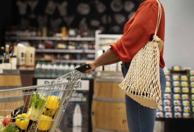mulher-empurrando-carrinho-de-compras-no-supermercado