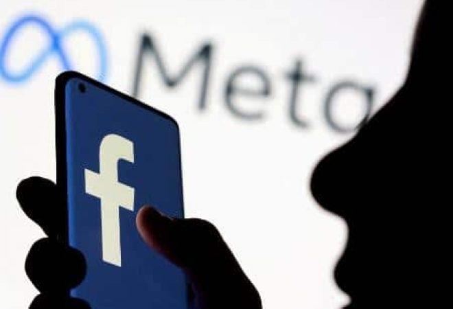 mulher-segura-smartphone-com-logo-do-facebook-e-com-o-simbolo-da-meta-em-segundo-plano-1639748712346_v2_450x337