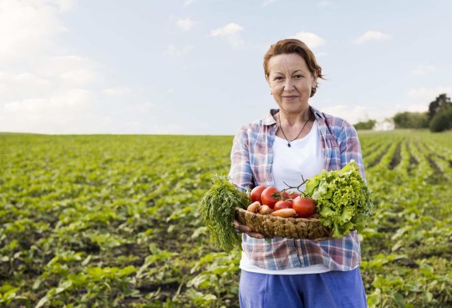 mulher-segurando-uma-cesta-cheia-de-legumes-com-espaco-de-copia