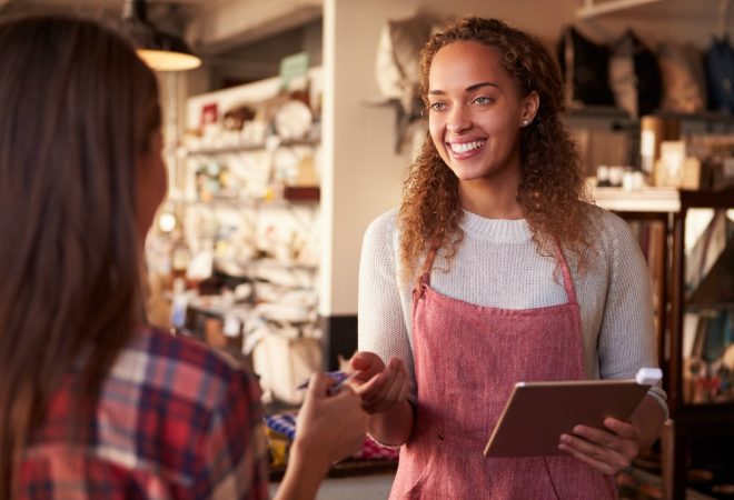 mulher_compras_cartao_varejo_empresaria_empreendedora_shutterstock_372396529