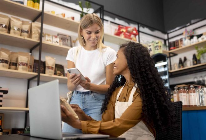 mulheres-sorridentes-de-tiro-medio-com-dispositivos