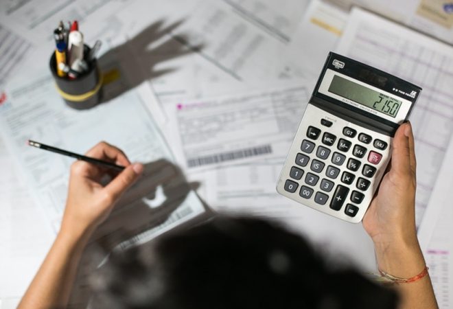 04/08/2015 - PORTO ALEGRE, RS, BRASIL - Matéria sobre o parcelamento dos servidores pelo governo Sartori. tags: dívida, contas, financeiro, finanças, banco, dinheiro. Foto: Guilherme Santos/Sul21