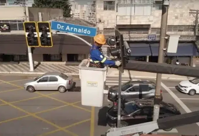novo-semaforo-modernizado-modernizacao-1692398083270_v2_750x421.jpg