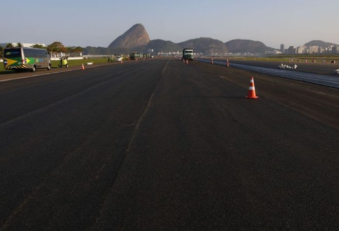 Obras de pavimentação com asfalto poroso, mais aderente, na pista principal do Aeroporto Santos Dumont.