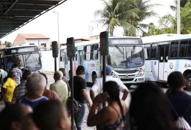 O sistema de transporte público de Fortaleza e da região metropolitana opera abaixo do normal nesta segunda-feira (7), segundo informou o Sindicato das Empresas de Transporte de Passageiros do Estado do Ceará (Sindiônibus).