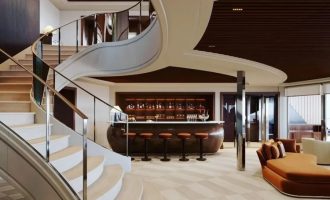 Escadaria e bar interno de iate da Orient Express, com design que mistura referências art déco a elementos contemporâneos (Reprodução/Instagram/Orient Express)