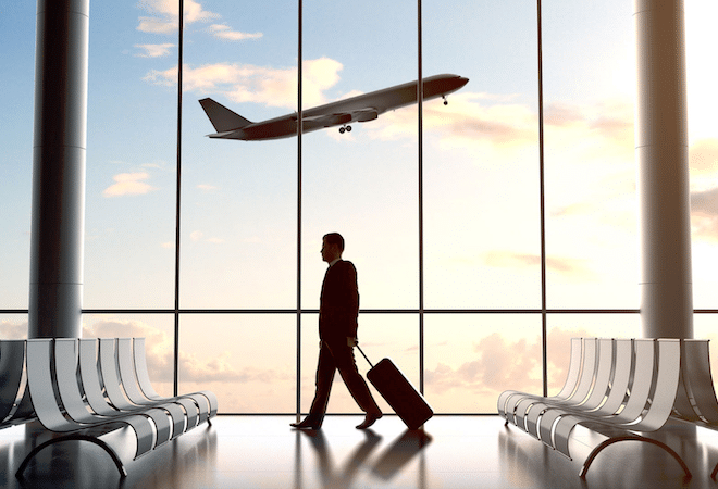passageiro-andando-aeroporto