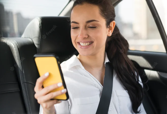 passageiro-usando-seu-telefone-celular-no-carro_23-2148510543