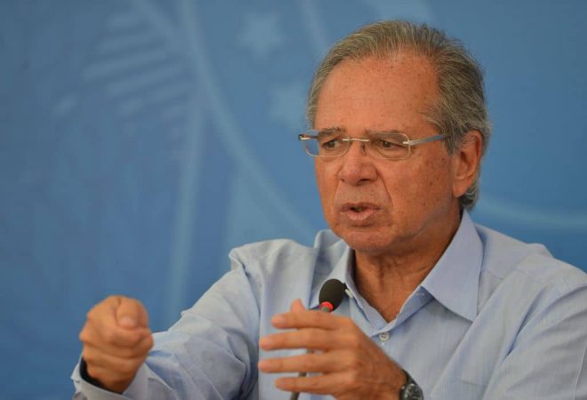 O ministro da Economia, Paulo Guedes. fala à imprensa no Palácio do Planalto