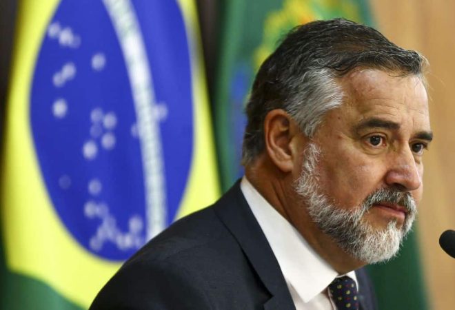 O ministro da Secretaria de Comunicação, Paulo Pimenta, o presidente, durante café da manhã com jornalistas setoristas, no Palácio do Planalto.