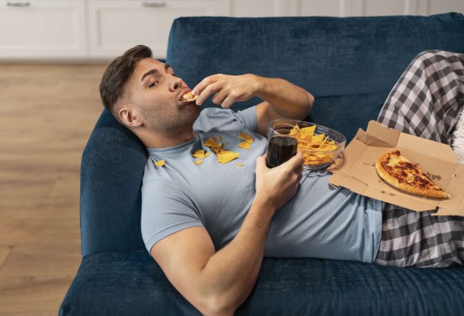pessoa-com-transtorno-alimentar-tentando-comer-fast-food
