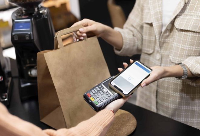 pessoa-que-paga-com-seu-aplicativo-de-carteira-para-smartphone