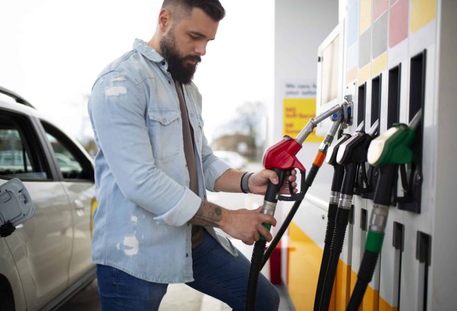 pessoa-que-passa-o-tempo-no-posto-de-gasolina