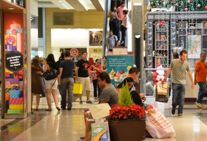 Shopping no centro de Brasília tem movimento intenso no último fim de semana antes do Natal