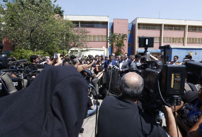 São Paulo SP 23/10/2023 .   Ataque a tiros na Escola Estadual Sapopemba na zona leste da cidade, deixa um morto e dois feridos. Governador Tarcisio de Freitas, durante entrevista coletiva em frente a escola. Foto: Paulo Pinto/Agência Brasil