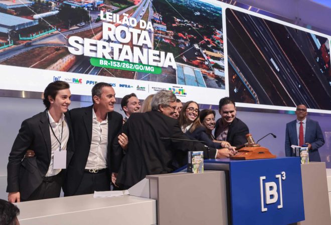 São Paulo (SP) - 06/11/2025 Ministro dos Transportes, Renan Filho, participa virtualmente de leilão na B3. O leilão envolve o trecho das rodovias BR-153/262/GO/MG, conhecido como rota sertaneja, que conecta 21 municípios estratégicos entre Hidrolândia (GO) e Comendador Gomes (MG).
Foto: Paulo Pinto/Agência Brasil