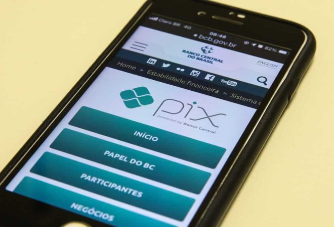 Pix é o pagamento instantâneo brasileiro. O meio de pagamento criado pelo Banco Central (BC) em que os recursos são transferidos entre contas em poucos segundos, a qualquer hora ou dia. É prático, rápido e seguro.