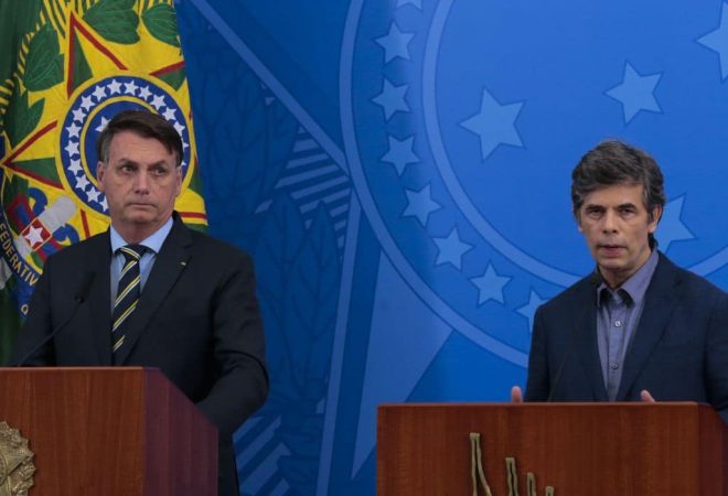 O presidente Jair Bolsonaro e o novo ministro da Saúde, Nelson Teich, durante pronunciamento no Palácio do Planalto