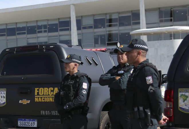 Militares e Veículos da Força Nacional de Segurança Pública do Brasil, são vistos em frente ao Palácio do Planalto em Brasília