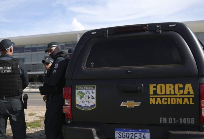 Militares e Veículos da Força Nacional de Segurança Pública do Brasil, são vistos em frente ao Palácio do Planalto em Brasília