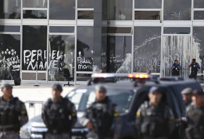 Militares e Veículos da Força Nacional de Segurança Pública do Brasil, em frente ao Supremo Tribunal Federal, na Praça dos Três Poderes em Brasília