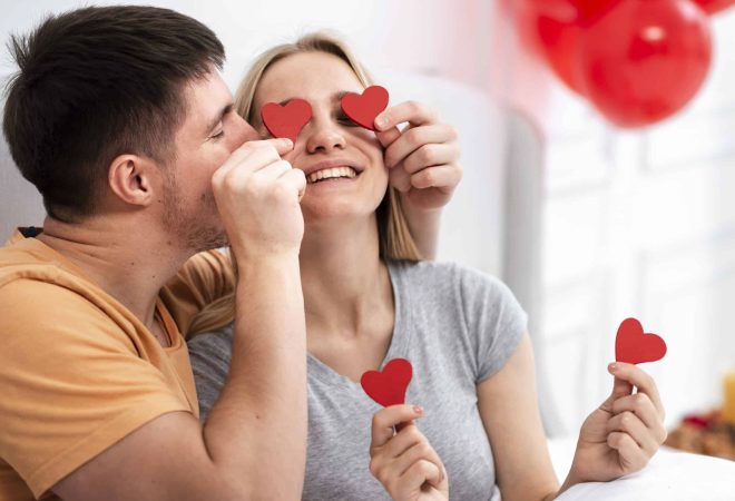 plano-medio-par-feliz-passar-tempo-juntos