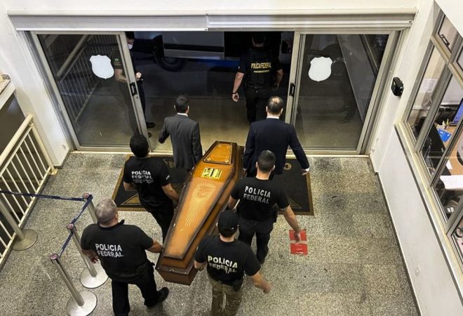 Avião da Polícia Federal (PF) chega a Brasília com restos mortais de desaparecidosno Aeroporto de Brasília