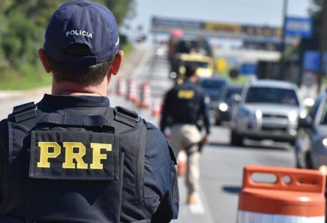APolícia Rodoviária Federal (PRF) inicia nesta sexta-feira a Operação Finados 2021. Durante todo o feriado prolongado, a instituição reforçará o policiamento ostensivo em locais e horários de maior incidência de acidentes graves e de criminalidade. O intuito é garantir aos usuários das rodovias federais segurança, conforto e fluidez do trânsito.