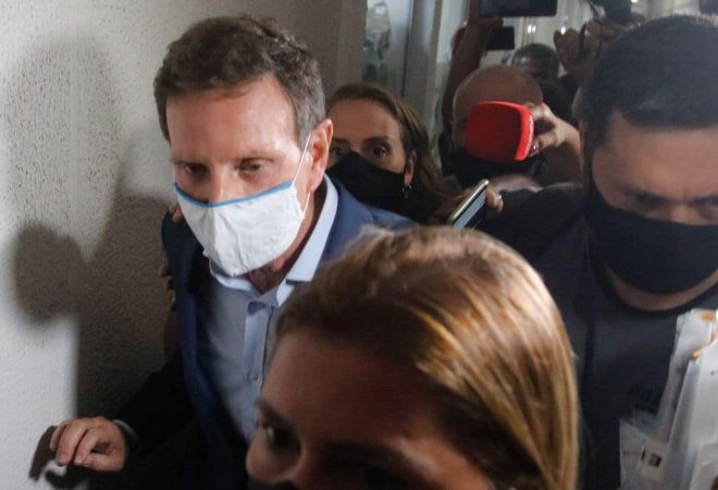 O prefeito do Rio de Janeiro, Marcelo Crivella, deixa a Cidade da Polícia, após ser preso na manhã desta terça-feira (22) em uma ação conjunta entre a Polícia Civil e o Ministério Público do RJ.