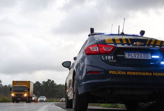 A Polícia Rodoviária Federal (PRF) informa que todas as rodovias federais na Bahia encontram-se com o livre fluxo de veículos, não havendo nenhum ponto de retenção total ou parcial