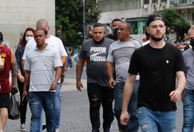 Movimentação de pessoas no centro da cidade no primeiro dia de flexibilização do uso de máscaras ao ar livre no Estado do Rio de Janeiro.