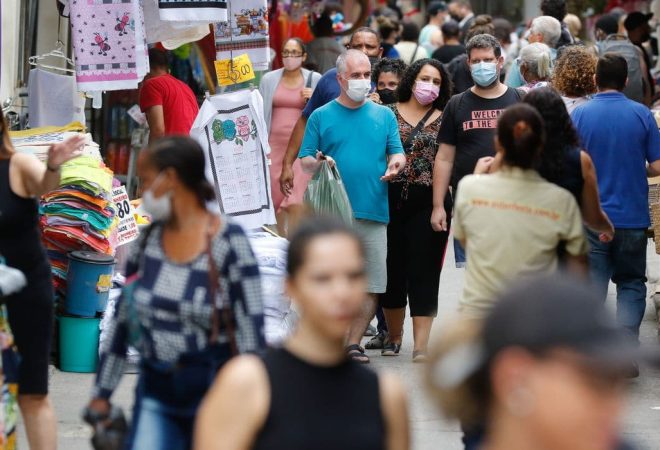 Movimentação de pessoas no centro da cidade no primeiro dia de flexibilização do uso de máscaras ao ar livre no Estado do Rio de Janeiro.