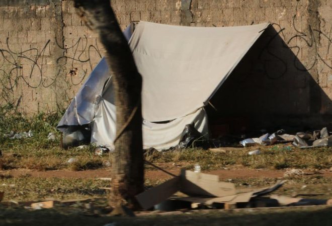 Pessoas em situação de rua acampadas pelo Plano Piloto de Brasília
