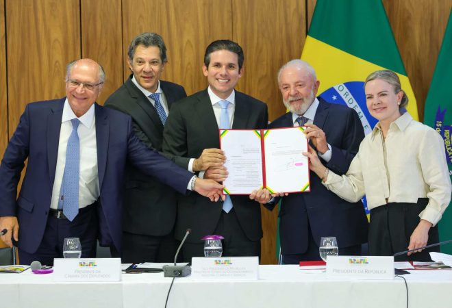 Brasília (DF) 18/03/2025 O presidente , Luiz Inácio Lula da Silva, assina o Projeto de Lei que prevê Isenção de Imposto de Renda (IR) para pessoas que recebem até R$ 5 mil por mês. Presentes na cerimônia o ministro da Fazenda,  Fernando Haddad, o vice-presidente Geraldo Alckmin, o presidente da Câmara dos Deputados, Hugo Motta, o ministro da Casa Civil, Rui Costa e a ministra de Relações Institucionais, Gleisi Hoffmann , além  dos líderes do Governo no Congresso  Foto: Fabio Rodrigues-Pozzebom/ Agência Brasil