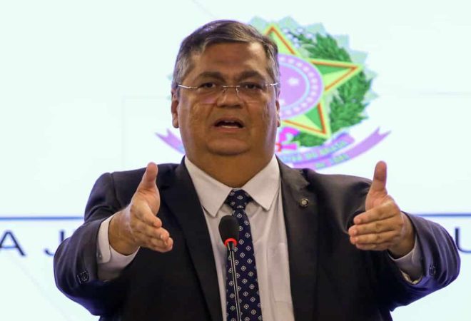 Brasília (DF) -16/02/2023 0 ministro da Justiça, Flávio Dino, acompanhando do diretor-geral da Polícia Federal, Andrei Rodrigues, durante coletiva