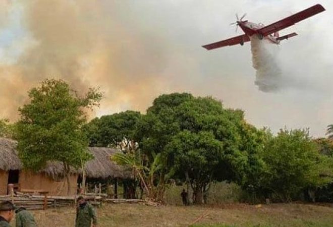 Mato Grosso MT 14 08 2020Homens doCorpo de Bombeiros do MatoGrosso durante combate a queimadas no Pantanal foto CBMT