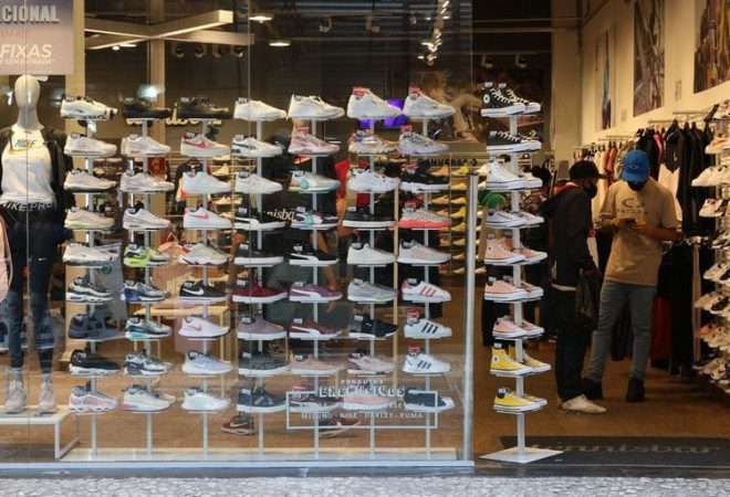 São Paulo - Lojas reabertas no Shopping Light após início da fase de transição do Plano São Paulo para combate à covid-19, que permite o funcionamento das lojas de shopping centers das 11h às 19h.